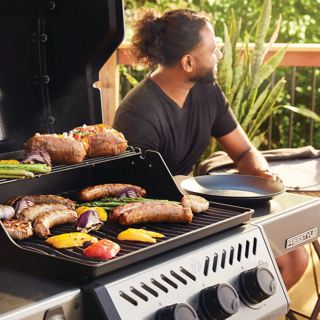 Napoleon Freestyle 425 Gas Barbecue with Jetfire Ignition and Porcelain Cast Iron Grids
