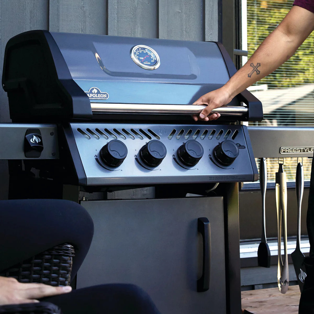 Napoleon Freestyle 425 SIB Propane Gas Barbecue With Infrared Sizzle Zone And JetFire Ignition