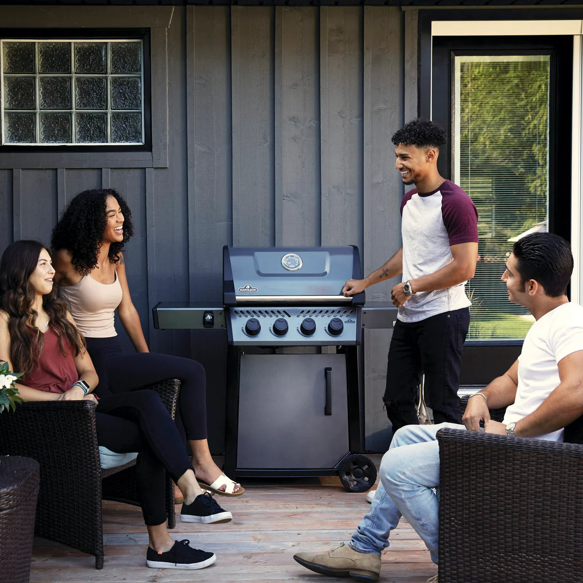 Napoleon Freestyle 425 Gas Barbecue with Jetfire Ignition and Porcelain Cast Iron Grids