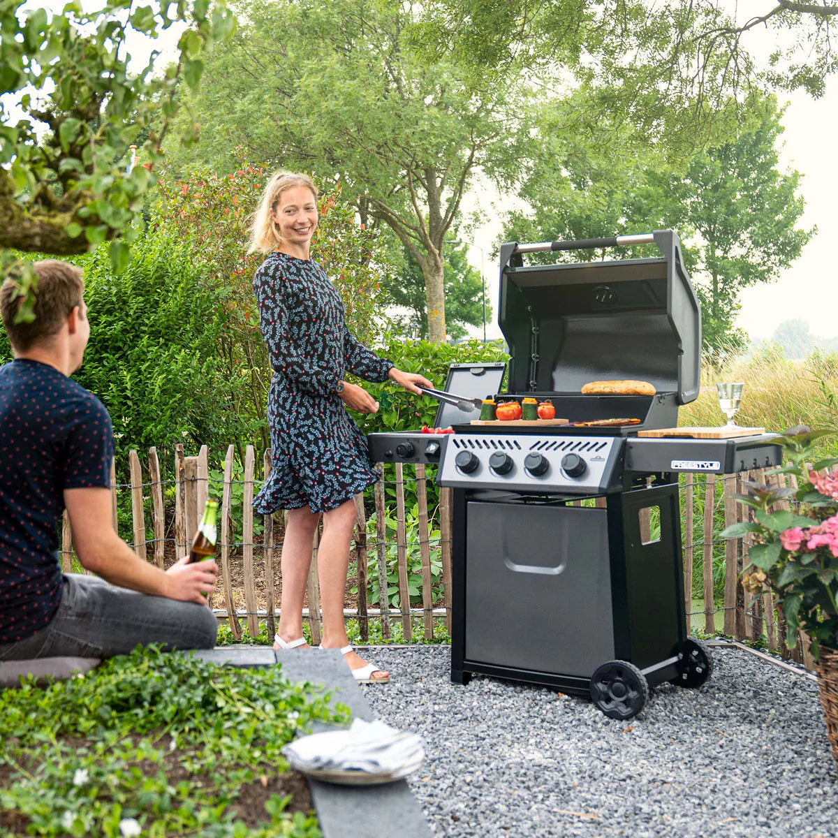 Napoleon Freestyle 425 SIB Propane Gas Barbecue With Infrared Sizzle Zone And JetFire Ignition