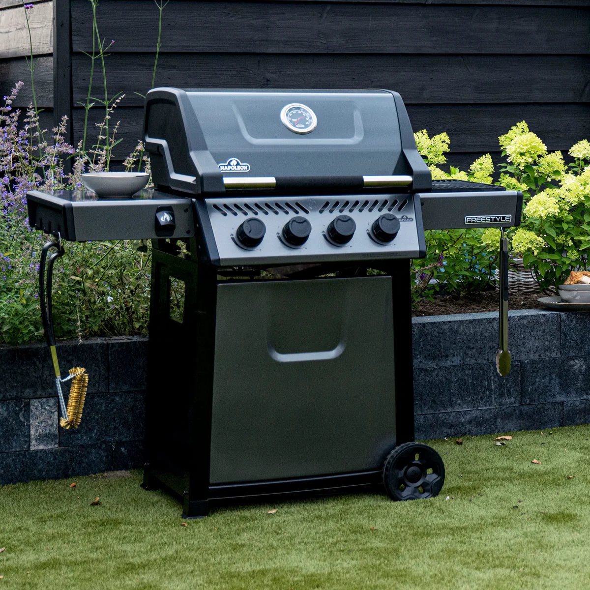 Napoleon Freestyle 425 SIB Propane Gas Barbecue With Infrared Sizzle Zone And JetFire Ignition