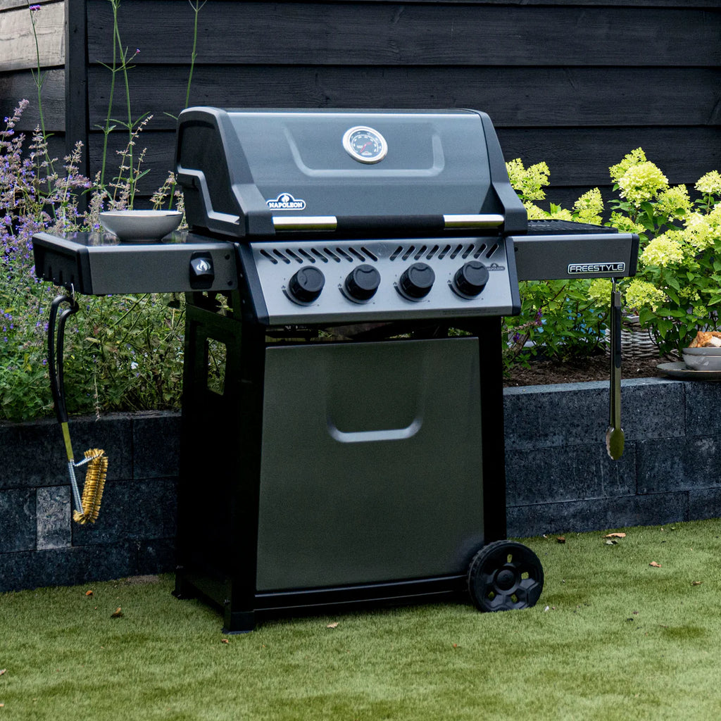 Napoleon Freestyle 425 Gas Barbecue with Jetfire Ignition and Porcelain Cast Iron Grids